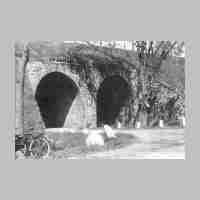 020-0006 Bahnviadukt bei Kellermuehle. Das Fahrrad links gehoert Lehrer Bartnick..jpg